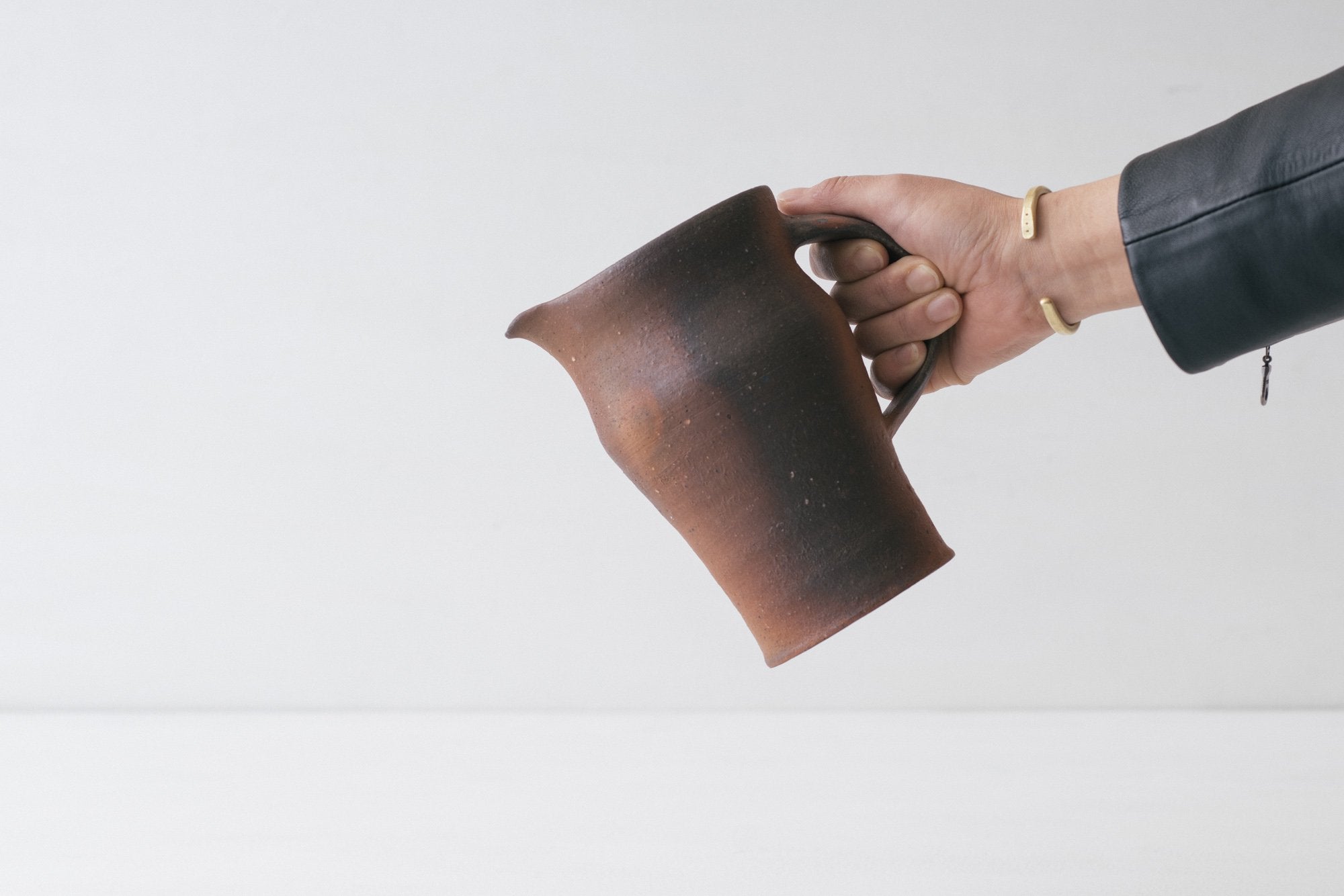 境知子/ピッチャー/焼き締め