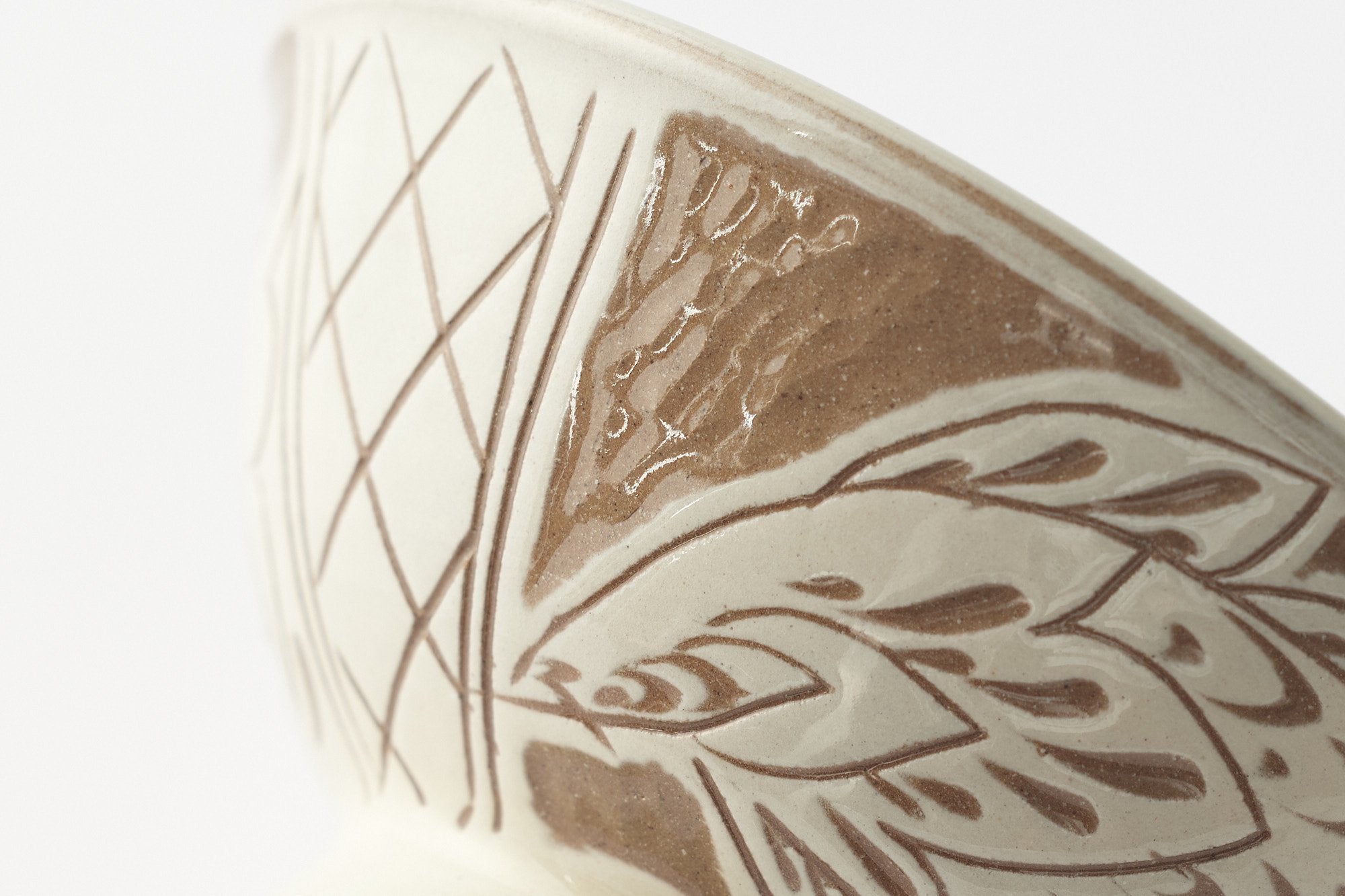 育陶園/汁マカイ 飯マカイ/白魚文線彫/やちむん