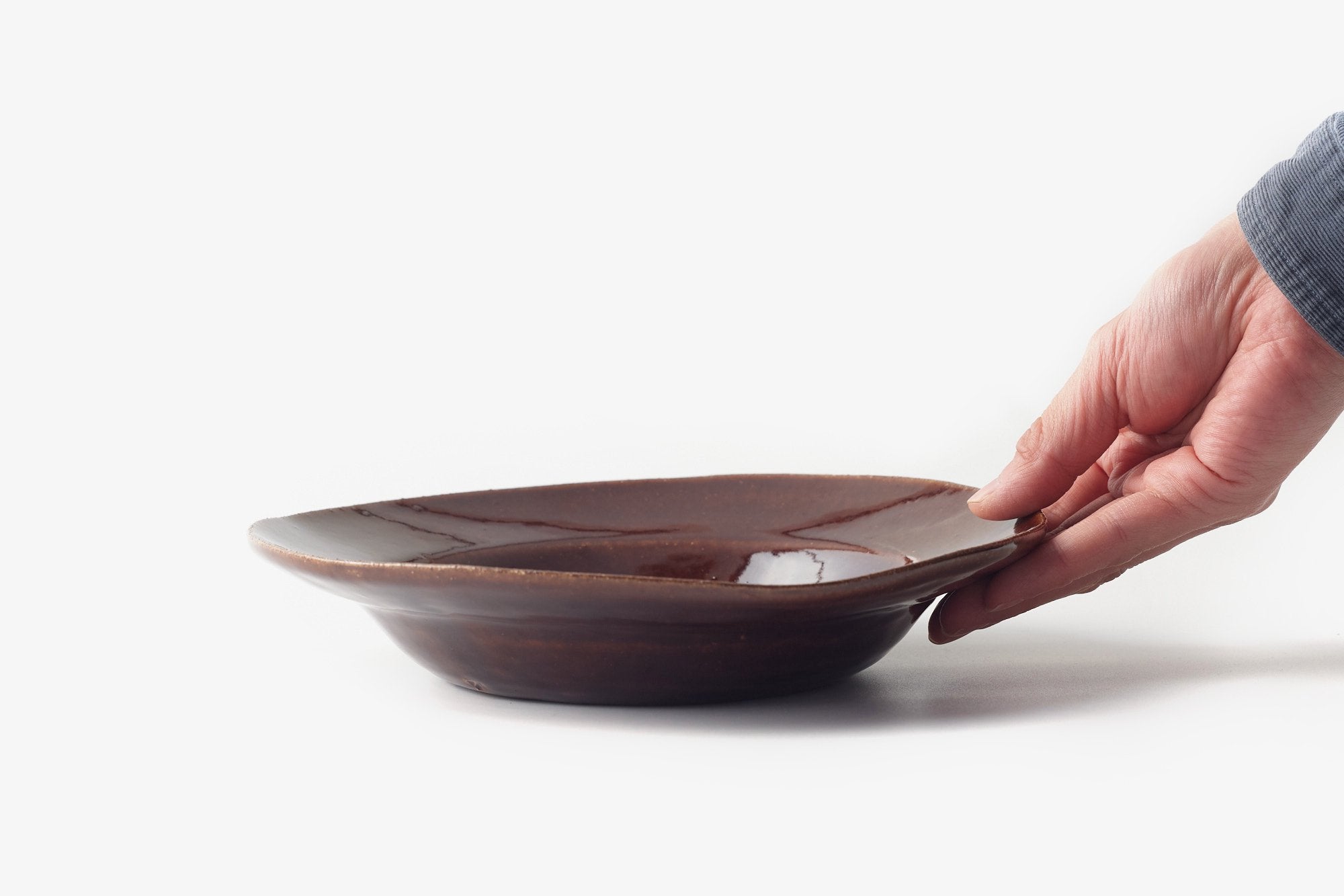 大江憲一/8寸リム皿/茶