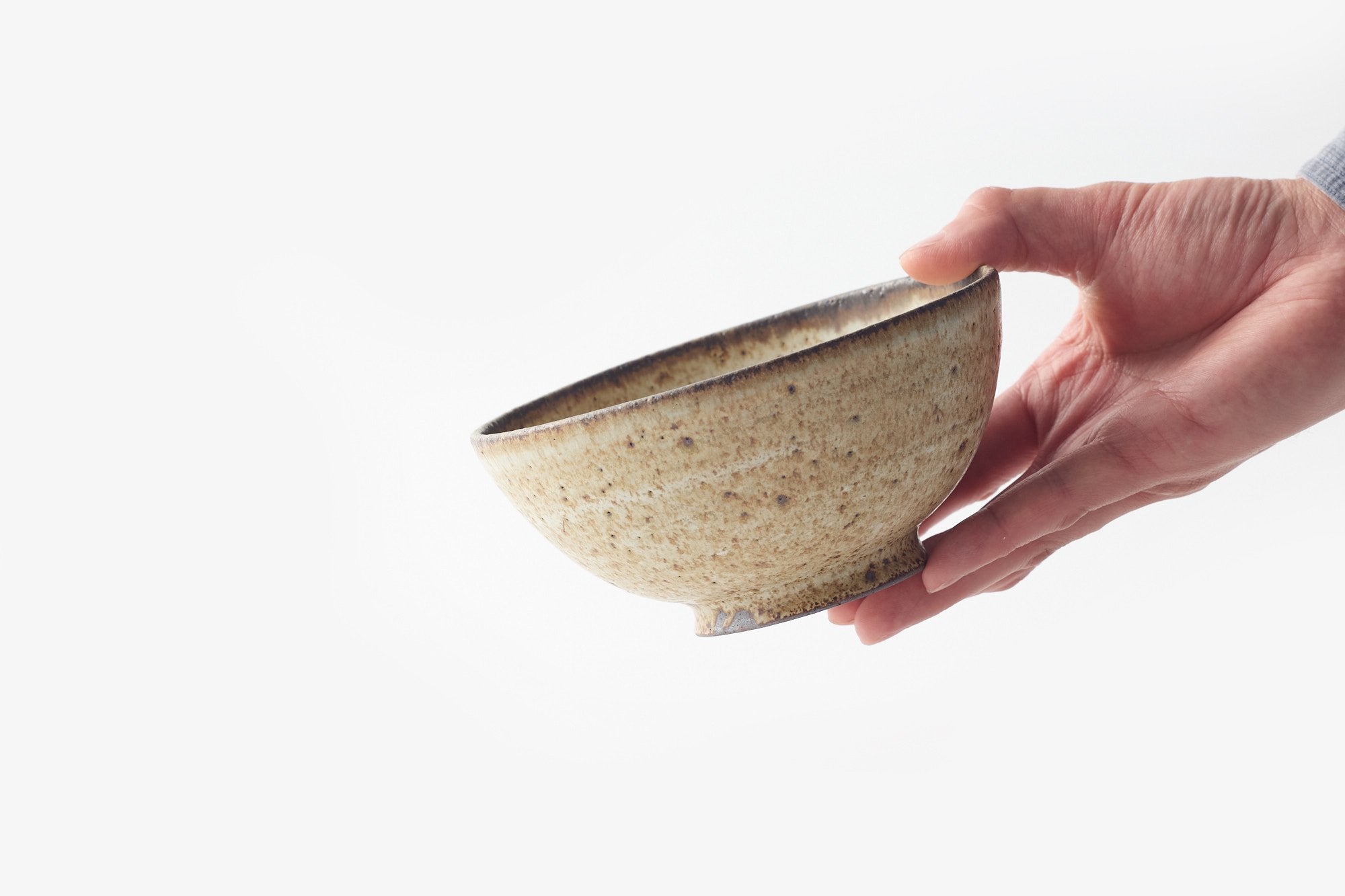 角りわ子/淡草釉茶碗