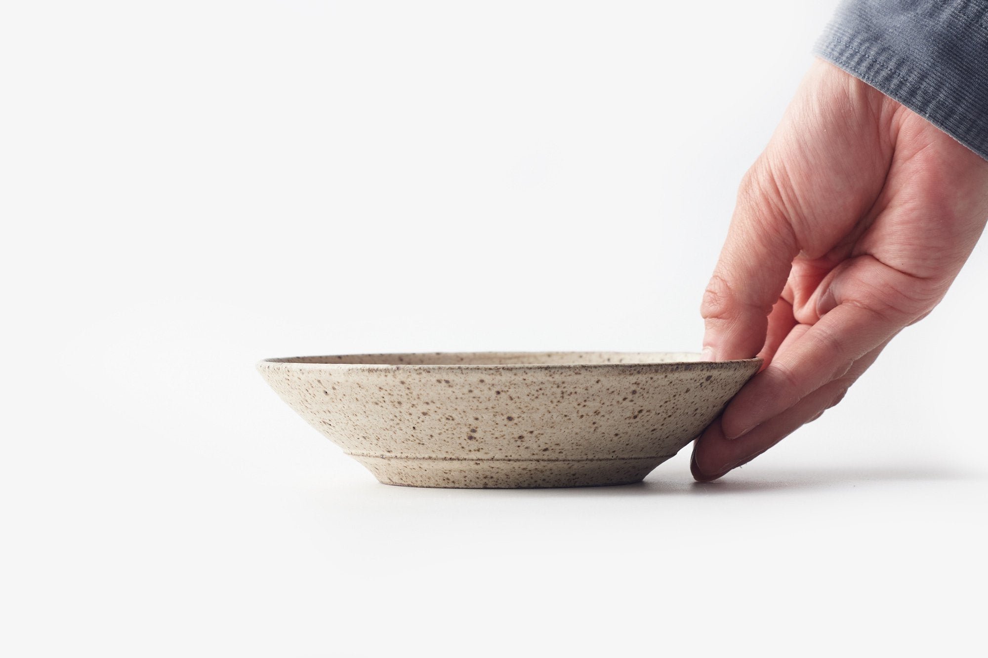 角りわ子/白釉呉須線皿