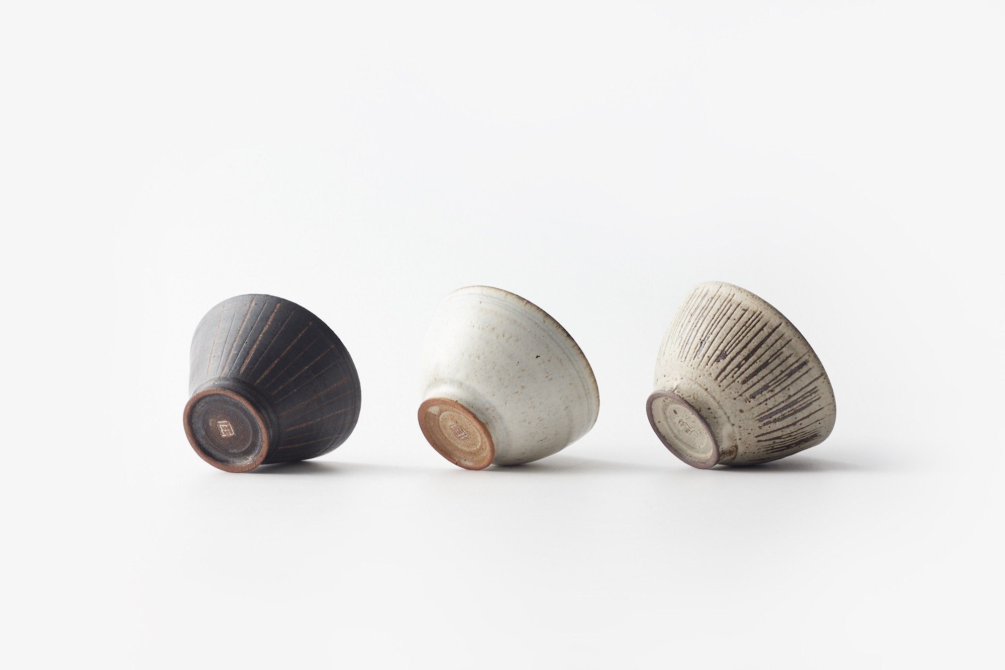 角りわ子/黒墨釉線紋汲出 白色釉呉須線汲出 白釉線紋汲出