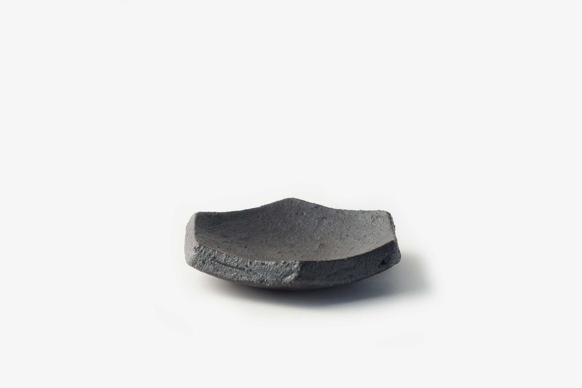 辰巳窯/六角皿/黒釉 粉引