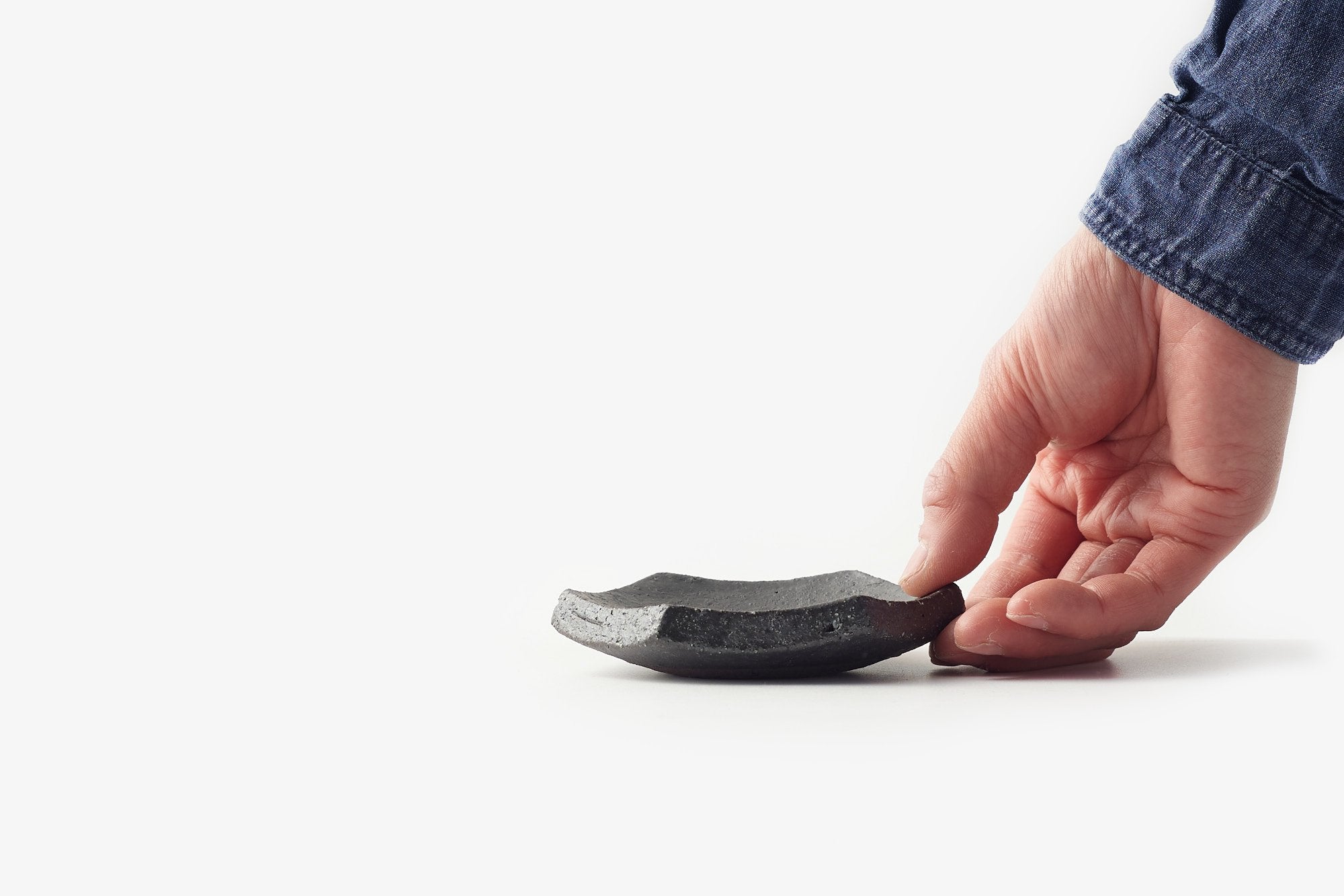 辰巳窯/六角皿/黒釉 粉引