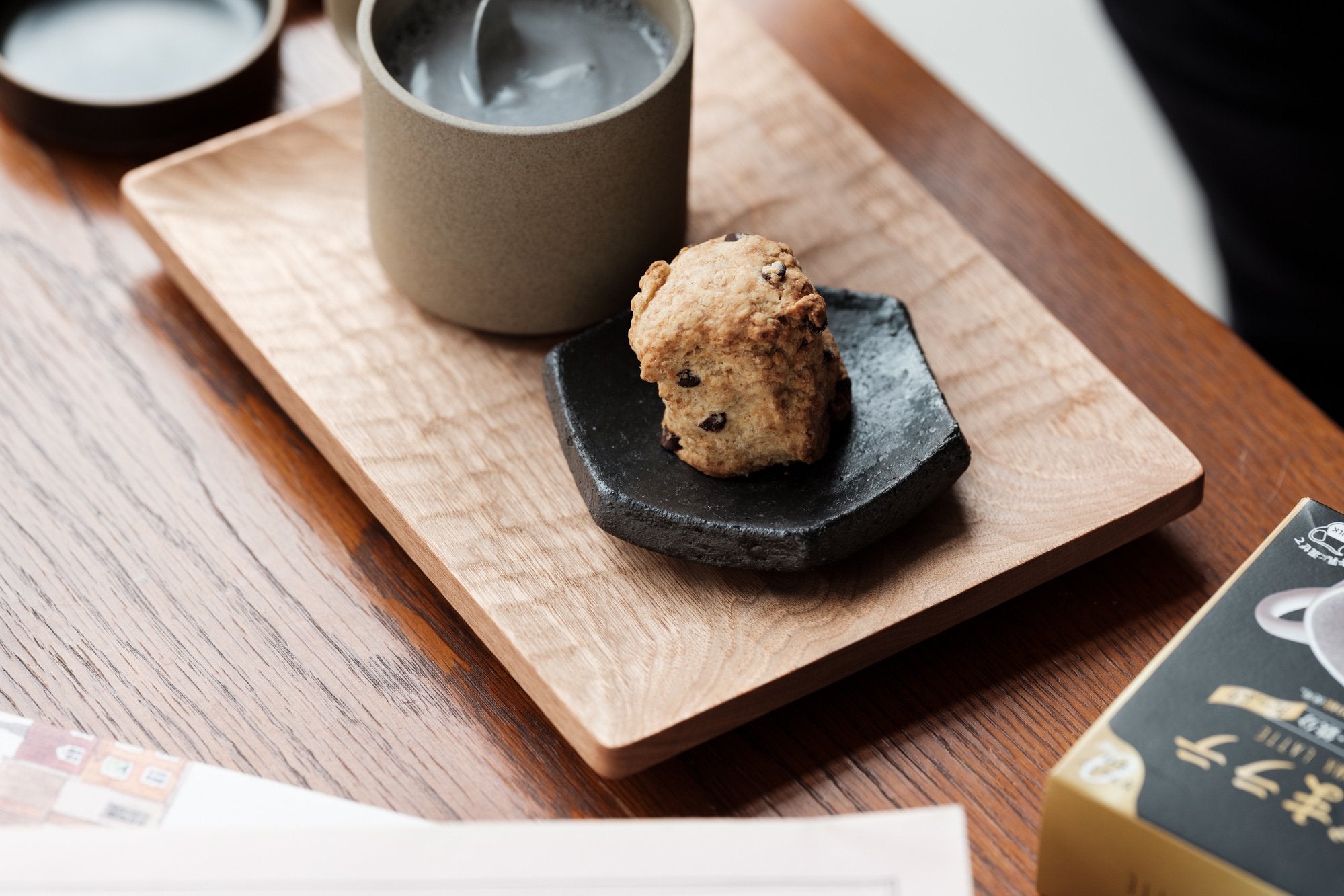 辰巳窯/六角皿/黒釉 粉引