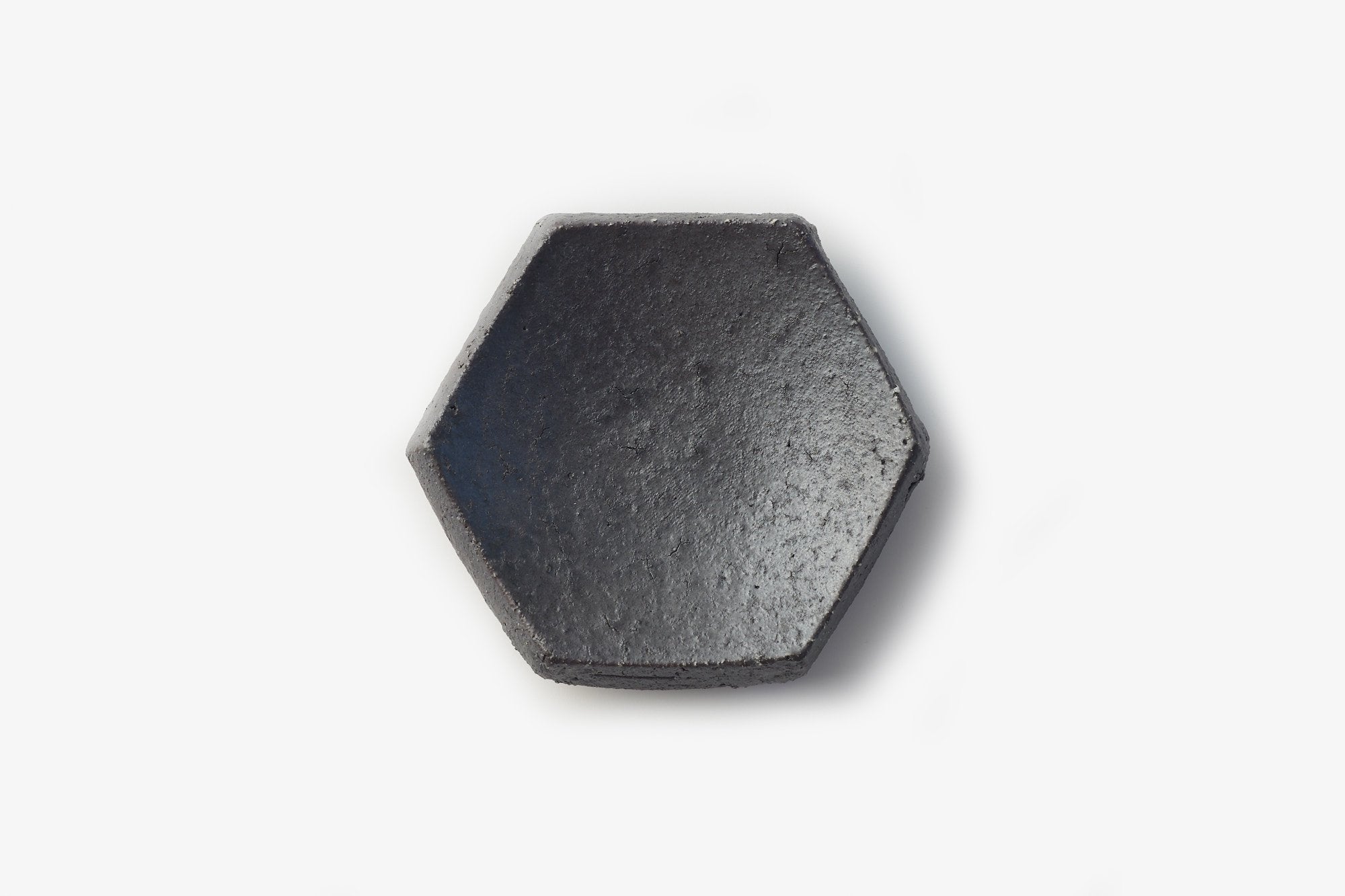 辰巳窯/六角皿/黒釉 粉引