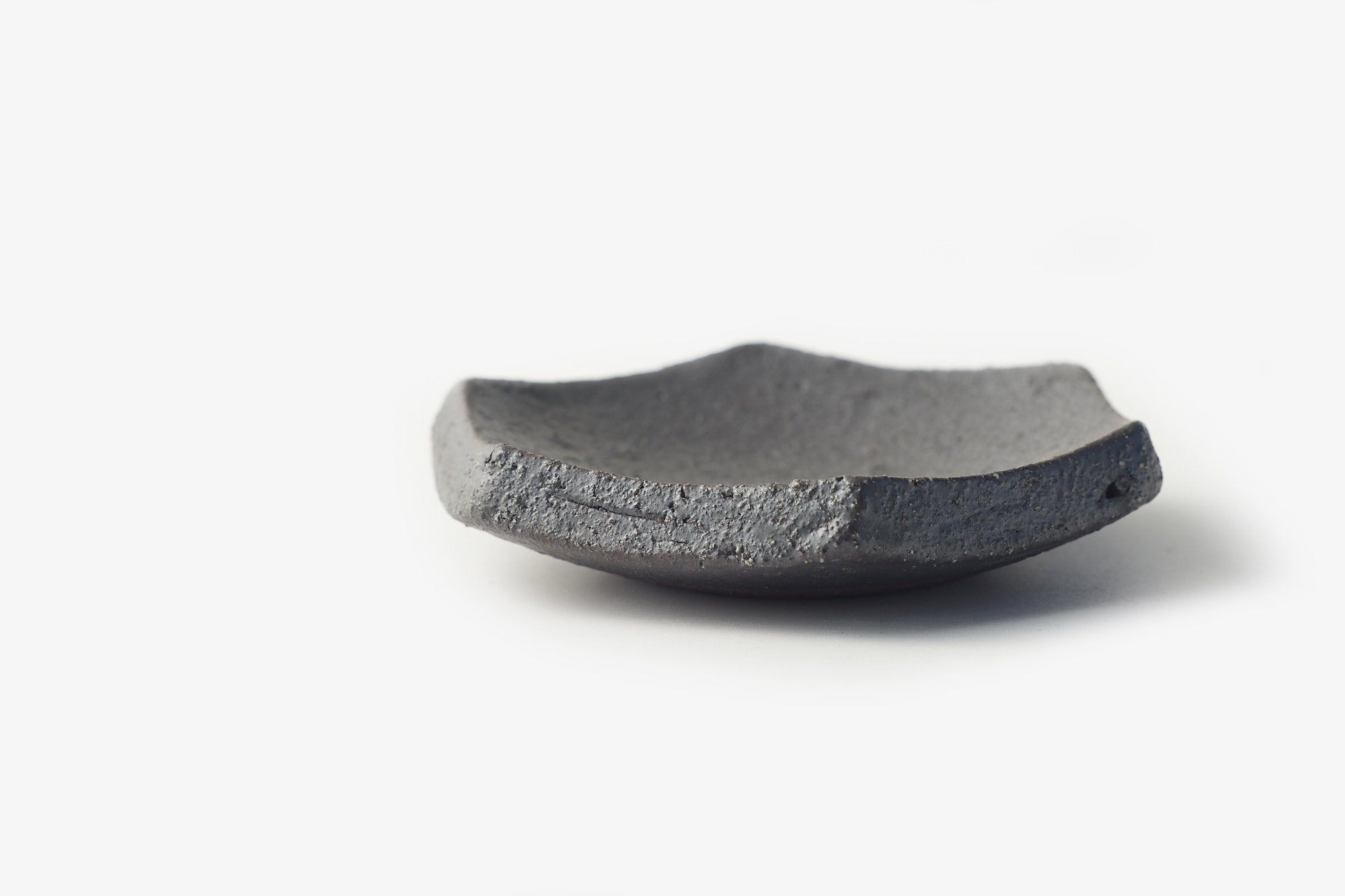 辰巳窯/六角皿/黒釉 粉引