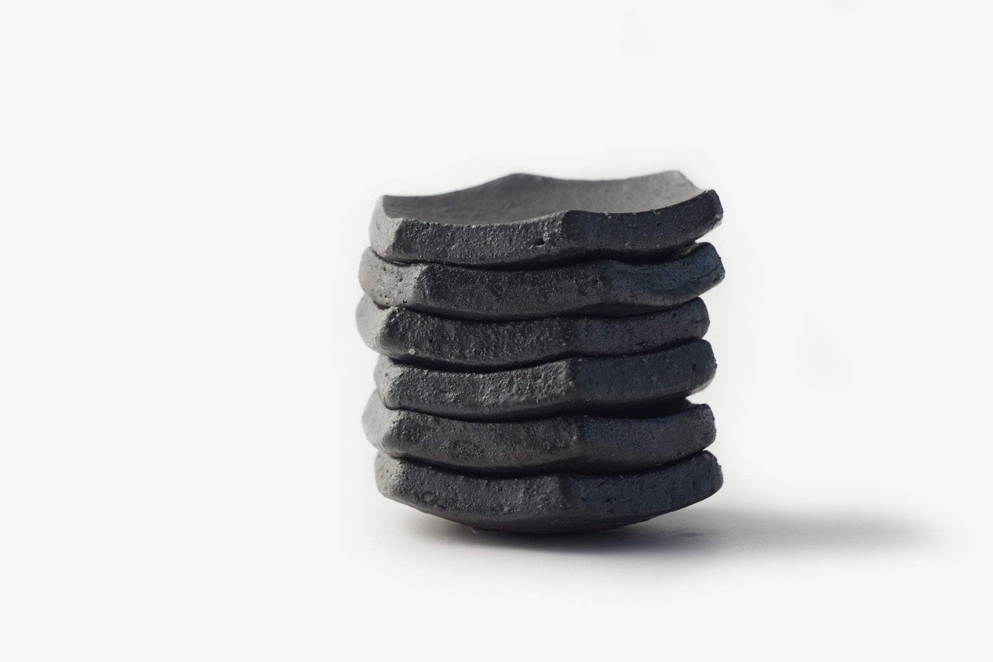 辰巳窯/六角皿/黒釉 粉引