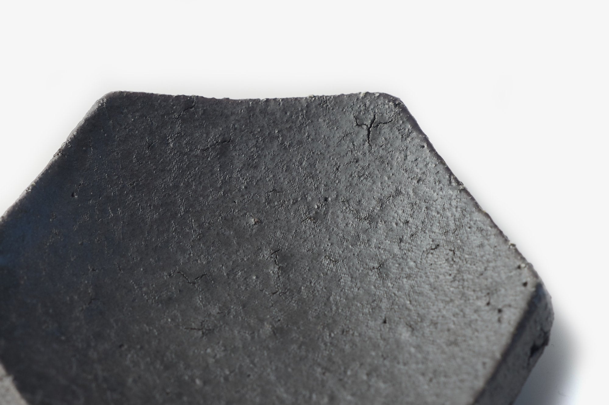 辰巳窯/六角皿/黒釉 粉引