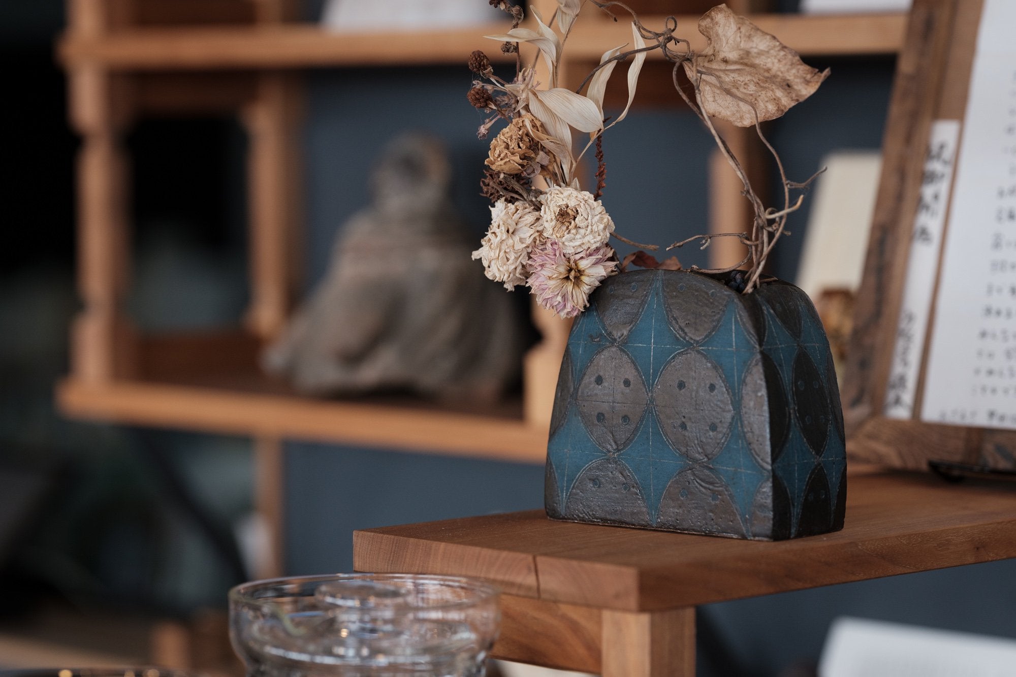 角りわ子/黒墨釉青泥花器