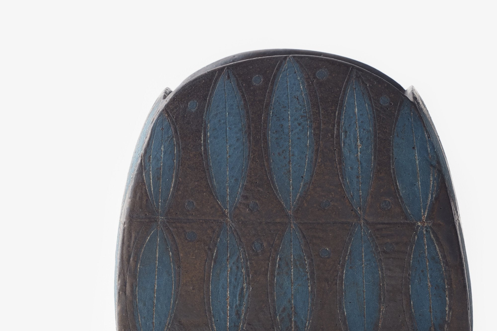 角りわ子/黒墨釉青泥花器