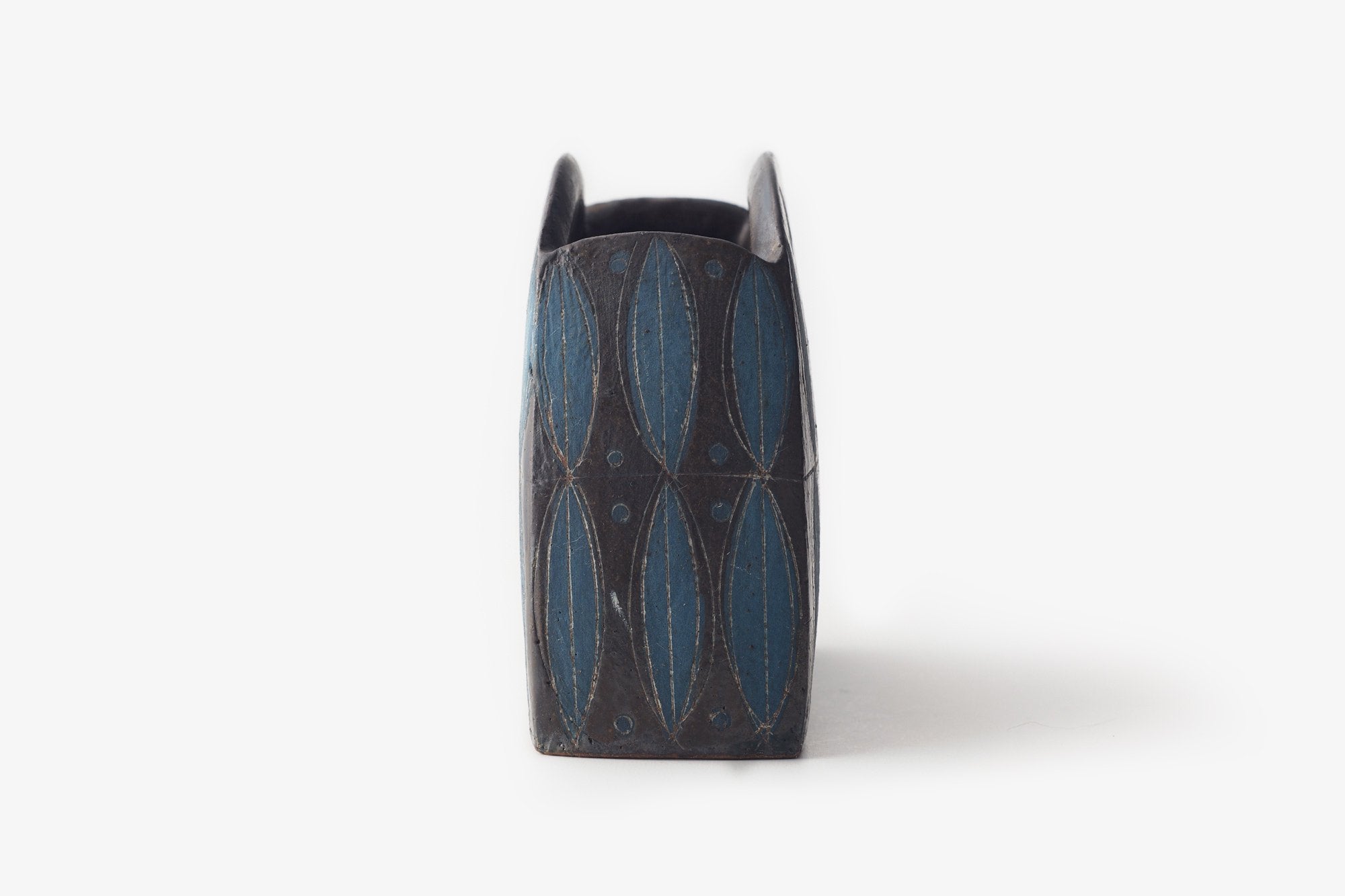 角りわ子/黒墨釉青泥花器