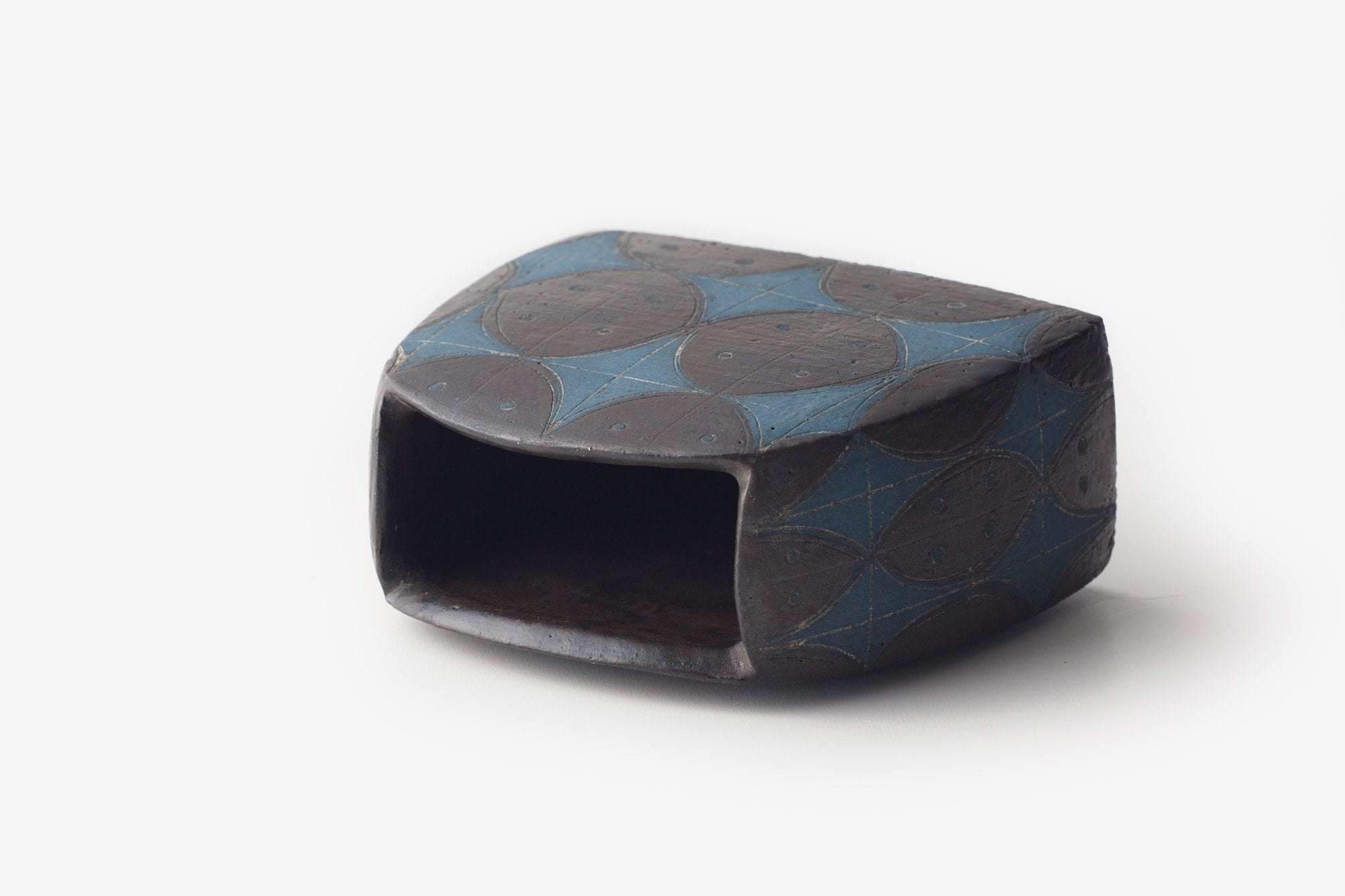 角りわ子/黒墨釉青泥花器