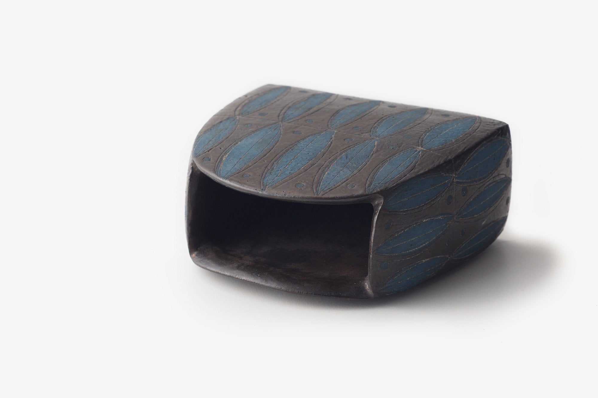 角りわ子/黒墨釉青泥花器