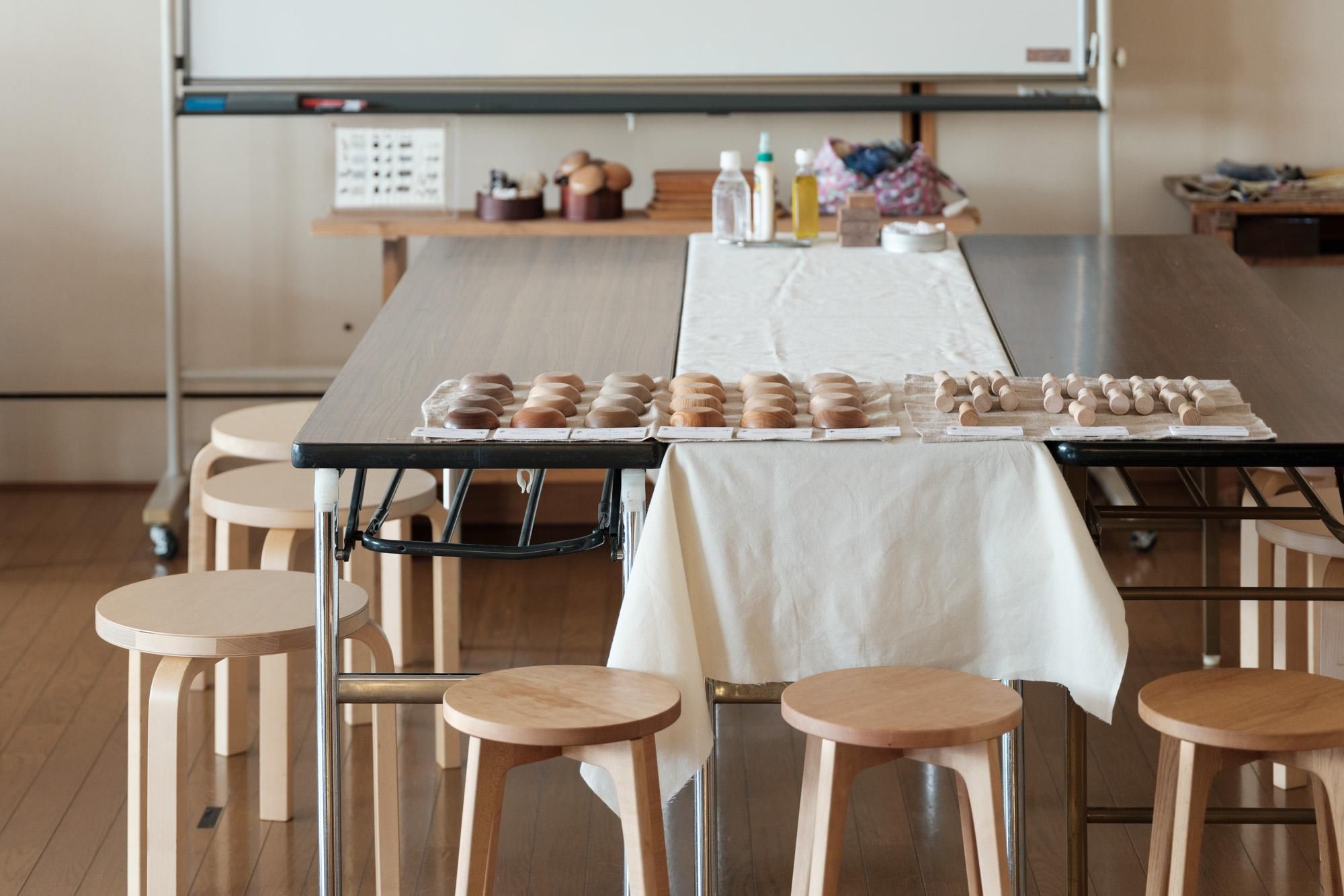 椿井木工舎ワークショップ@問tou ダーニングマッシュルーム作り ダーニング体験