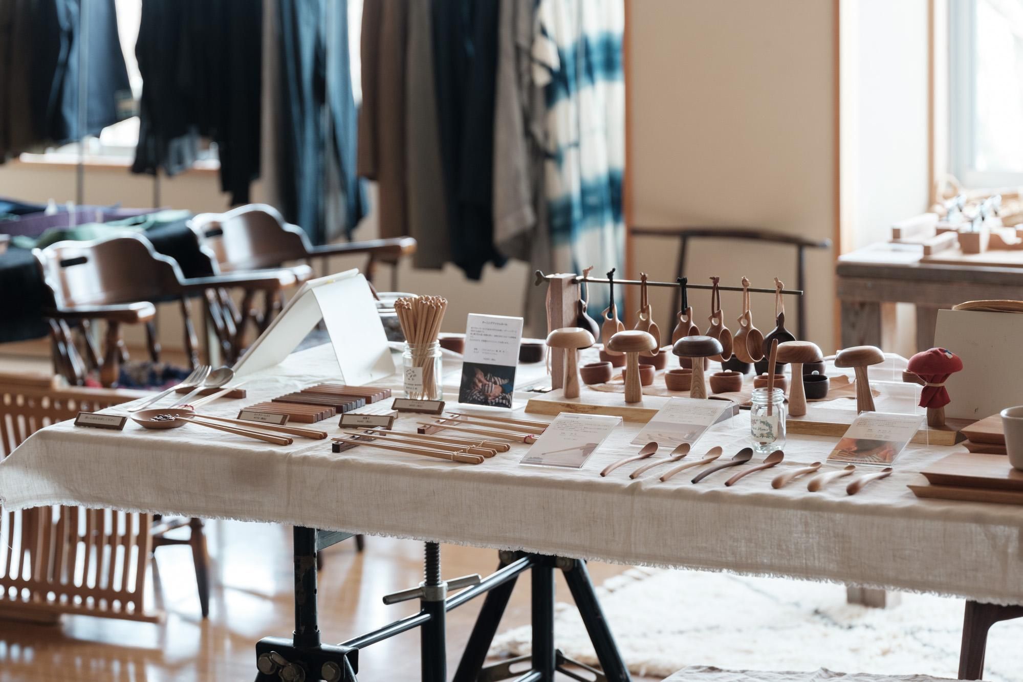 椿井木工舎ワークショップ@問tou ダーニングマッシュルーム作り ダーニング体験