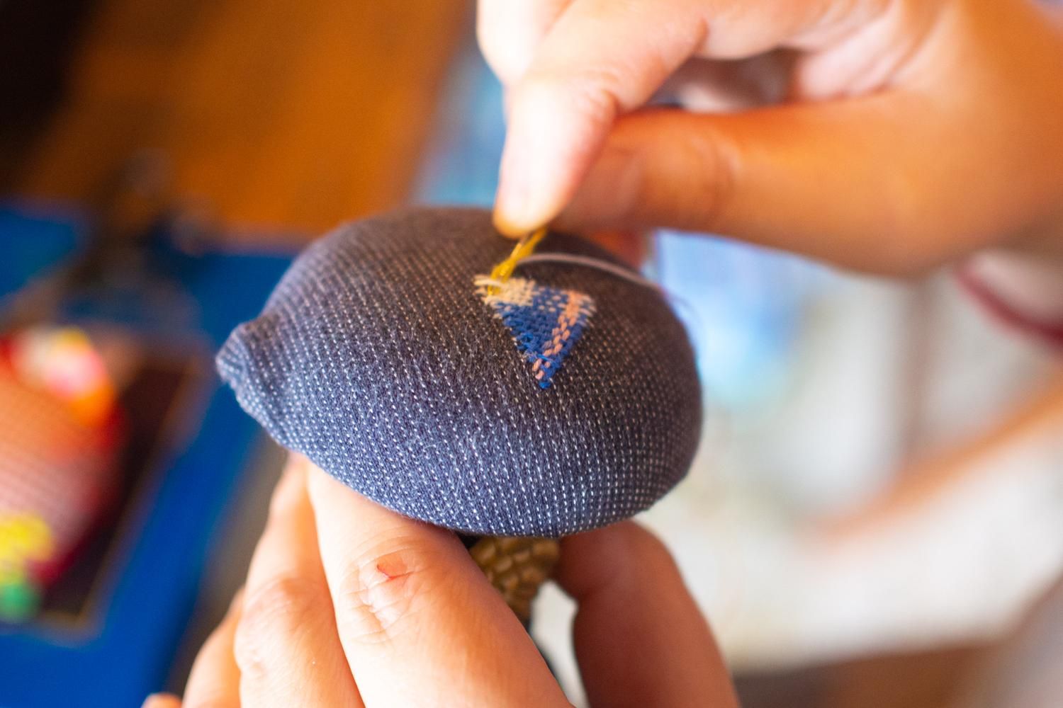 椿井木工舎ワークショップ@問tou ダーニングマッシュルーム作り ダーニング体験