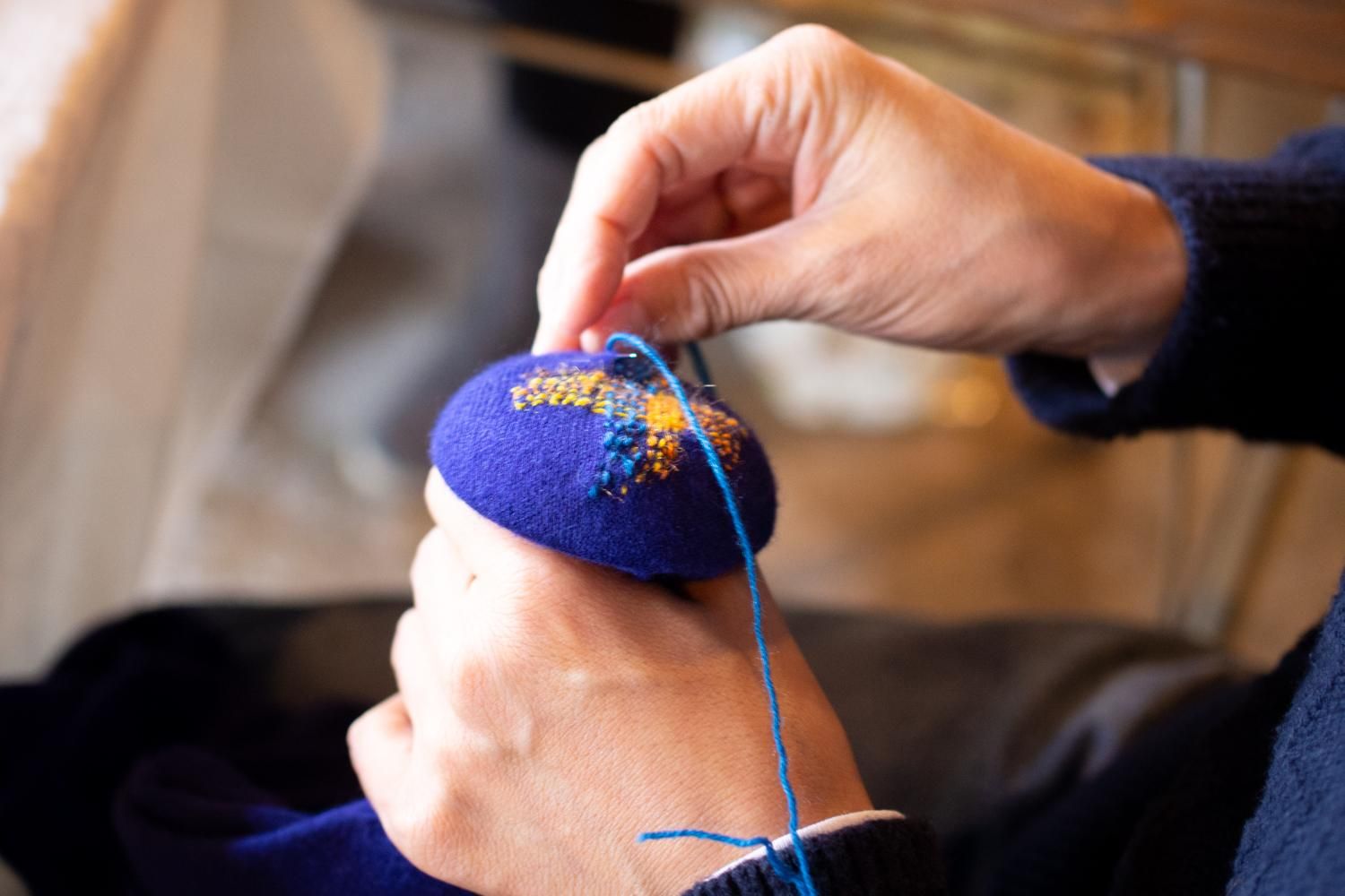 椿井木工舎ワークショップ@問tou ダーニングマッシュルーム作り ダーニング体験