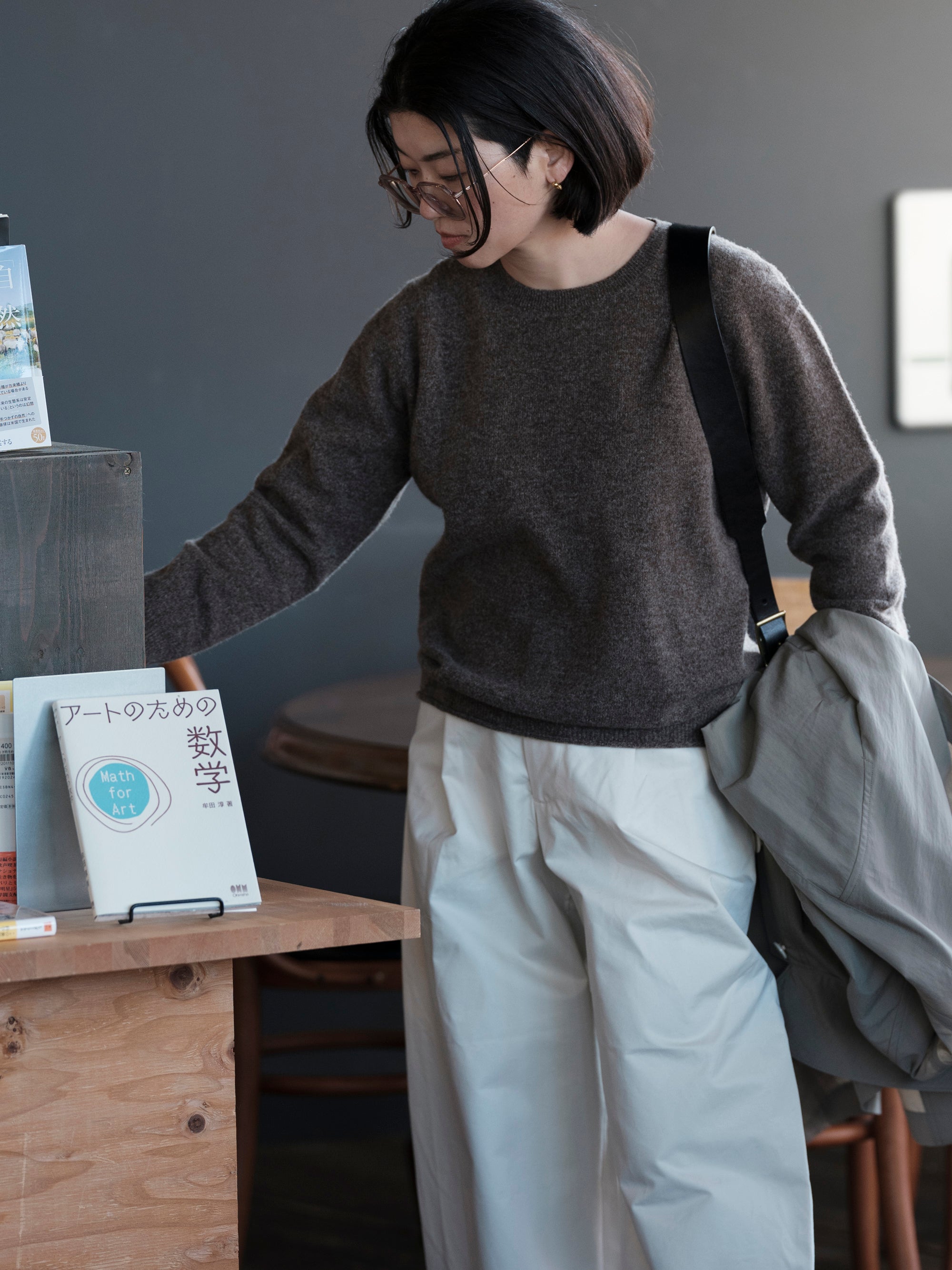 石徹白洋品店/クルーネックセーター/メリノウール/タスマニアブラウン