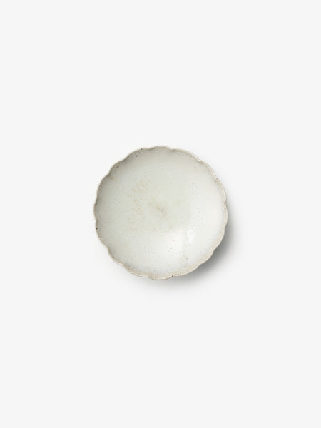 古唐津　平盃・小皿（黒）三島象嵌　桜花　椎の峰窯　完品 古唐津 平盃・小皿（黒）三島象嵌 桜花 椎の峰窯 完品 2025年