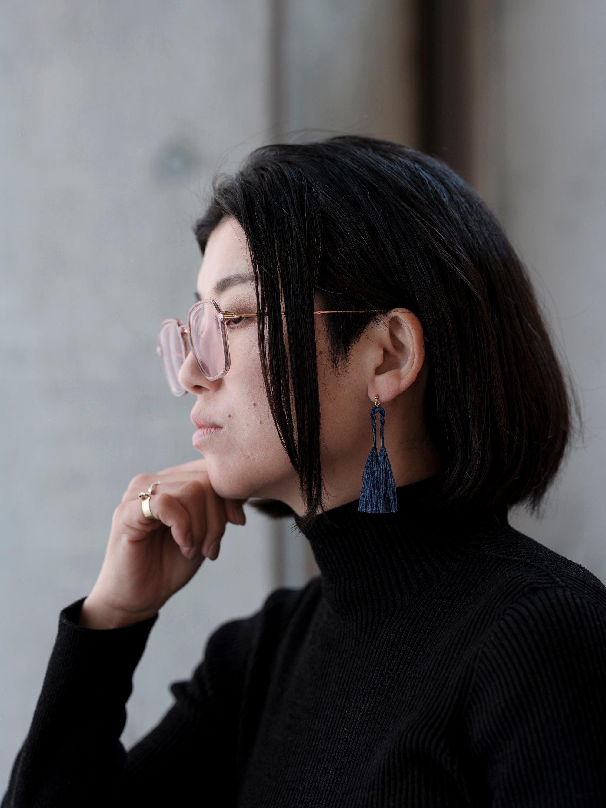 アーチのタッセル耳飾り｜Hue Rain