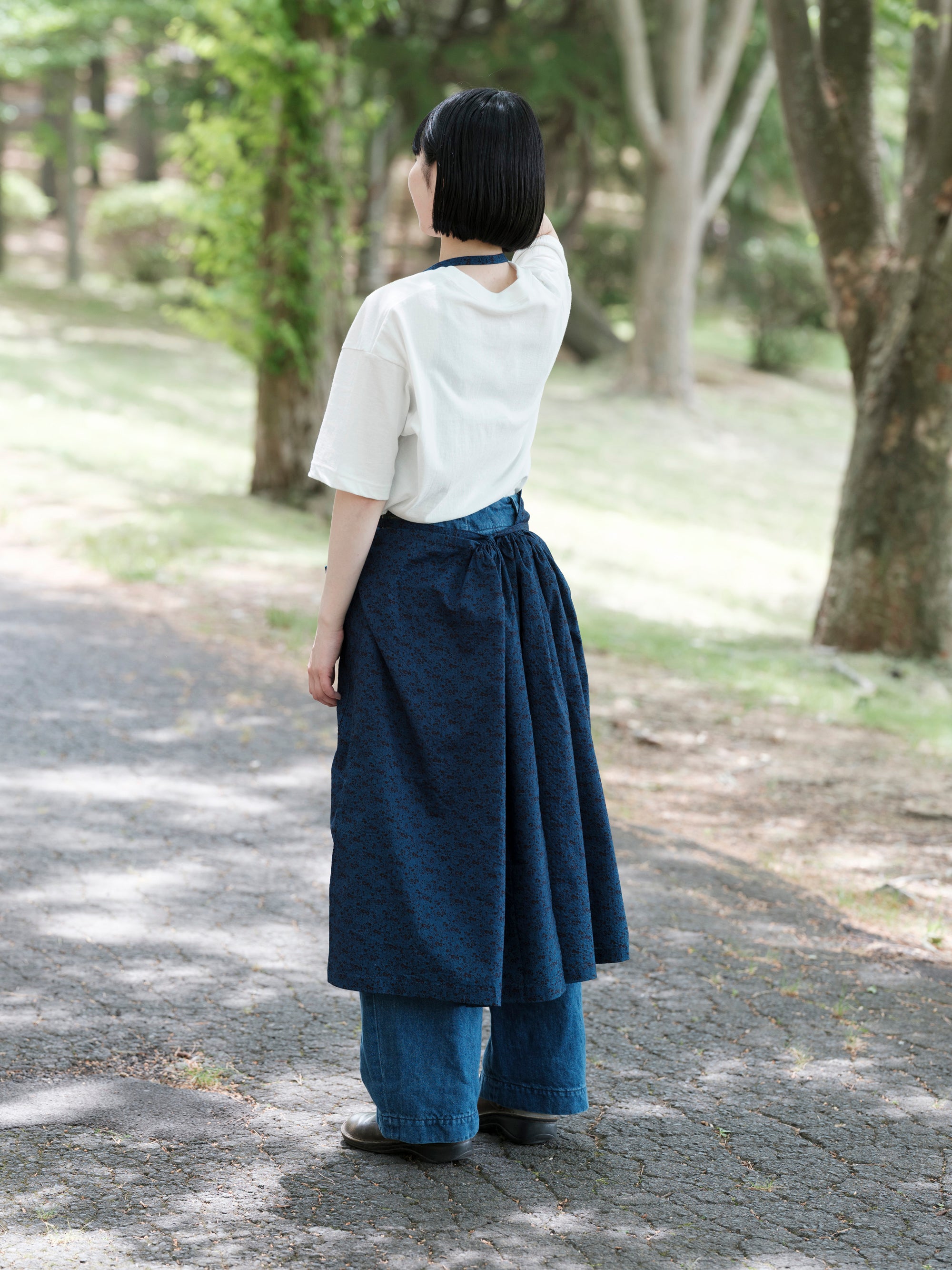 フラワープリントエプロン ネイビー New Apron Skirt｜Yarmo
